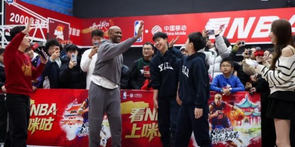 星空体育-中国移动咪咕携手NBA传奇球星马布里，深度宠了一把湖南球迷