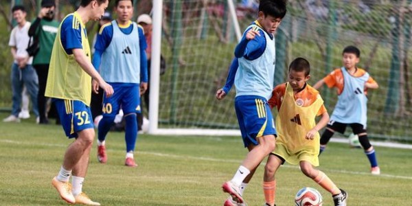 苏超南京队举行公开训练：吸引近百名市民围观，还和小学生来了一场热身赛