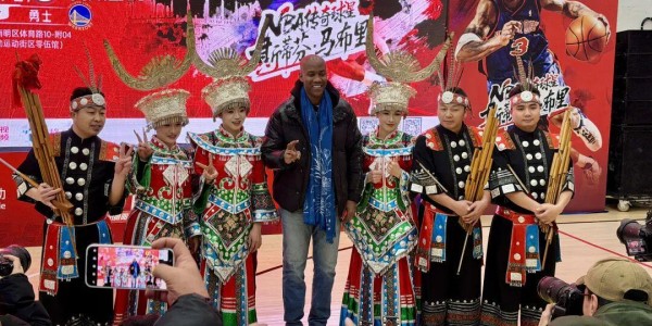 球星斯蒂芬·马布里空降贵阳与球迷互动 送出热气腾腾新春祝福