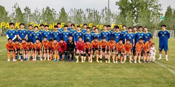 苏超南京队举行公开训练：吸引近百名市民围观，还和小学生来了一场热身赛
