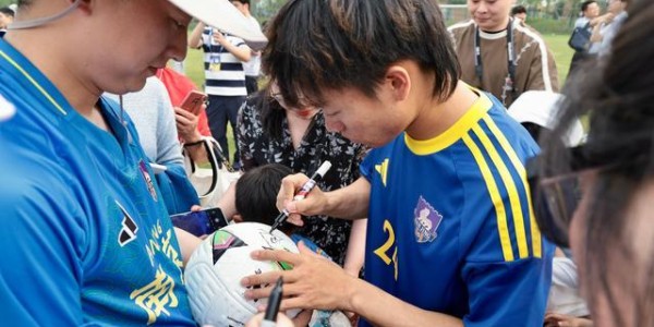 苏超南京队举行公开训练：吸引近百名市民围观，还和小学生来了一场热身赛